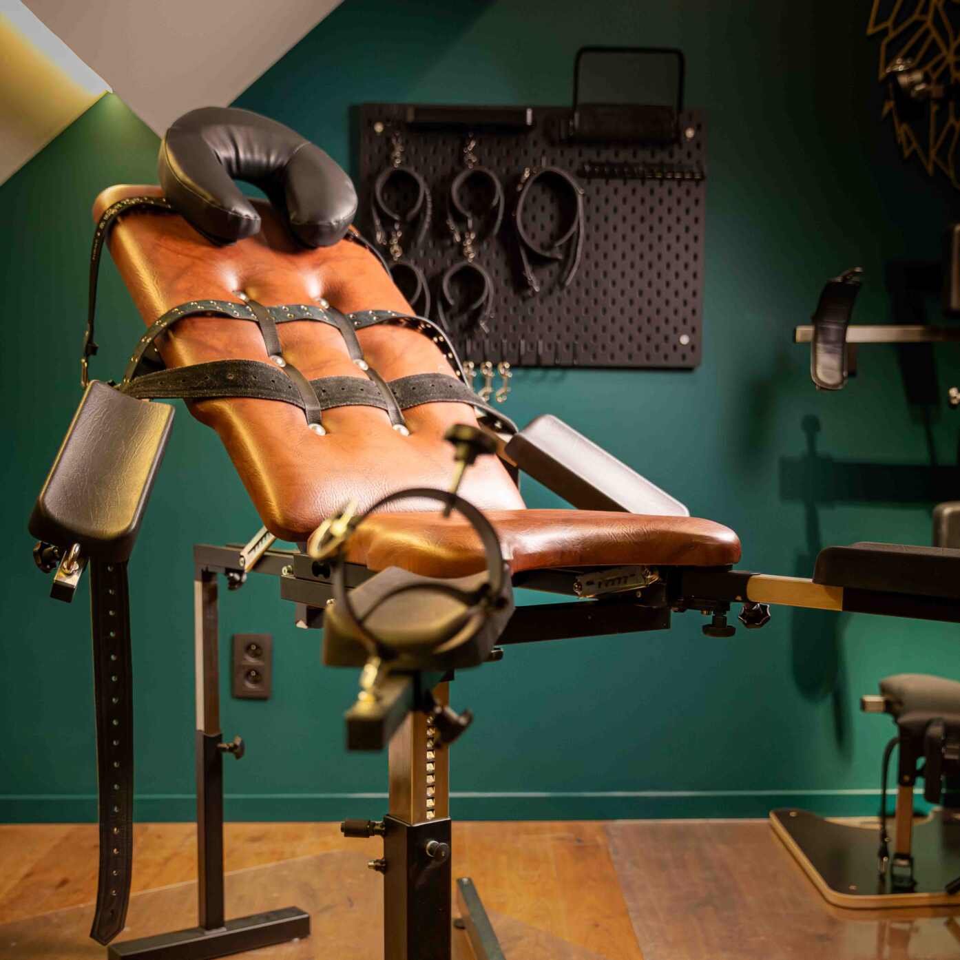 Bdsm sm kamer huren België, rent bdsm kink sm room Belgium, Vlaams-Brabant, Oost-Vlaanderen,Brussel, Flemish Brabant, East Flanders, Brussels, chambres bdsm sm location Belgique Henosa