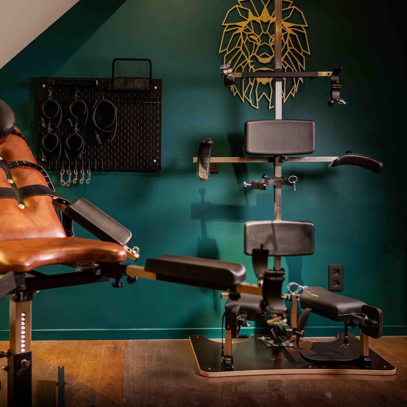 Bdsm sm kamer huren België, rent bdsm kink sm room Belgium, Vlaams-Brabant, Oost-Vlaanderen,Brussel, Flemish Brabant, East Flanders, Brussels, chambres bdsm sm location Belgique Henosa