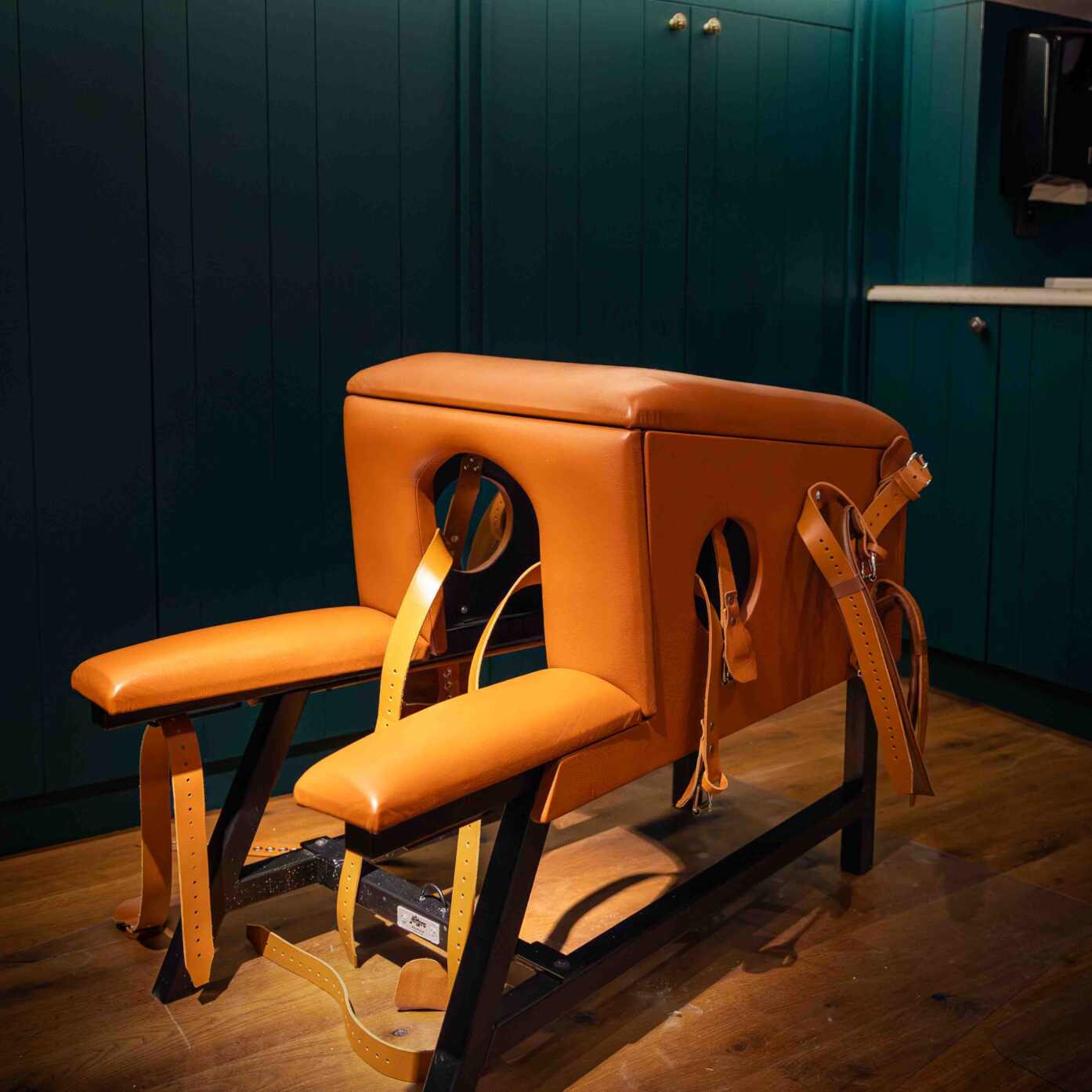 Bdsm sm kamer huren België, rent bdsm kink sm room Belgium, Vlaams-Brabant, Oost-Vlaanderen,Brussel, Flemish Brabant, East Flanders, Brussels, chambres bdsm sm location Belgique Henosa